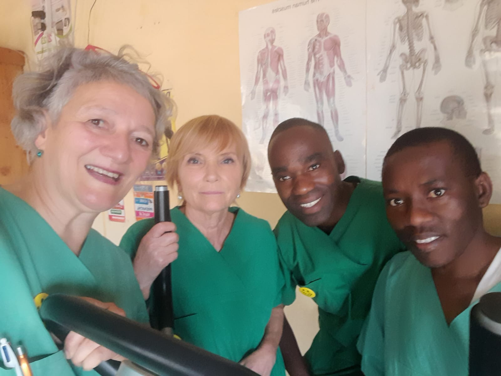 Unser Physio-Team mit Eva Spieler, Susan Raymond, Silas Jailos und Samaje Felicien